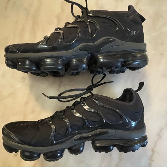 Nike Black VaporMax Plus Athletic Shoes - Picture 2 of 9